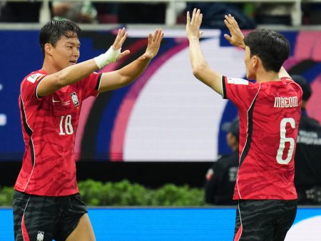 South Korea stage late comeback to beat Czechia on World Cup opening day