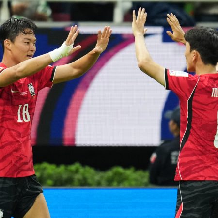 South Korea stage late comeback to beat Czechia on World Cup opening day