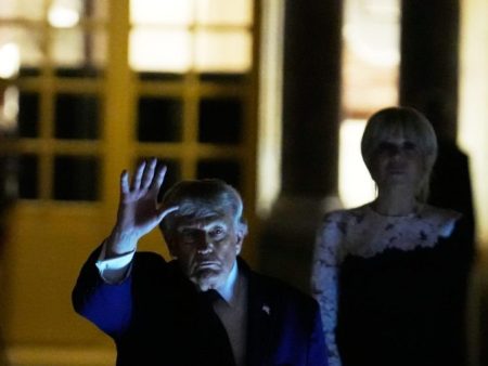 Trump signs Iran deal amid criticism