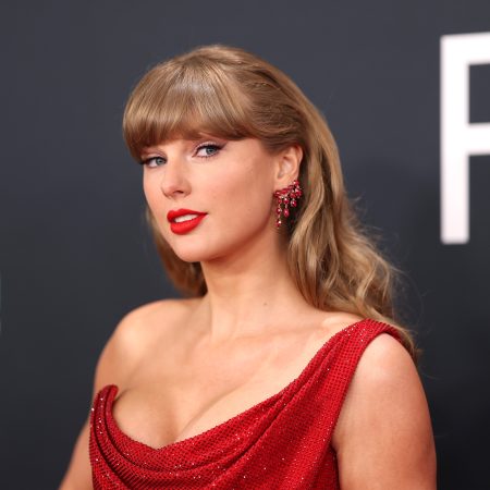 Taylor Swift Makes Surprise Appearance at ‘Toy Story 5’ Premiere