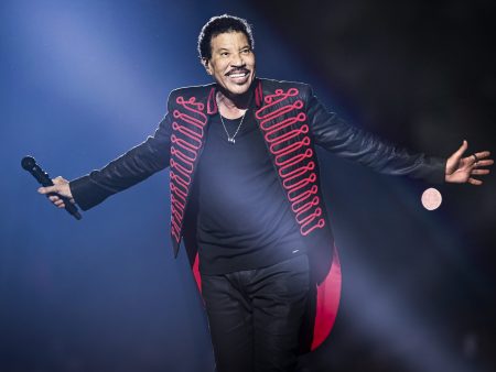Lionel Richie Falls Ill On Stage, Cutting Short First Night Of New Tour