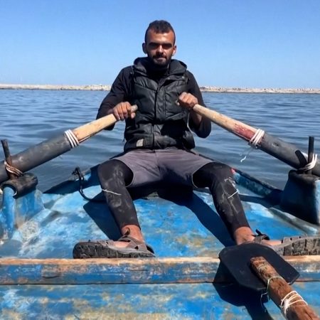 Gaza fishermen stay afloat with dinghies made from doorframes