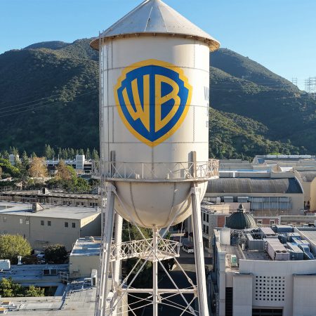 Democratic Senators Urge FCC to Block Closing of Paramount-Warner Bros. Merger Until Review of Deal’s Foreign Investment Concludes