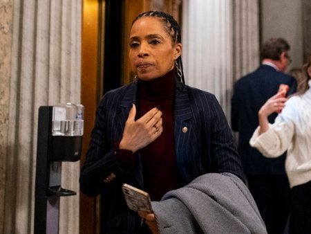 Bipartisan Senate duo looks to help more small businesses sell goods overseas 