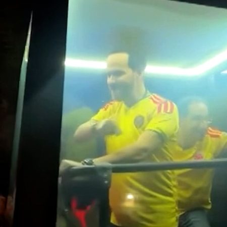 Colombia presidential candidate De la Espriella celebrates preliminary lead