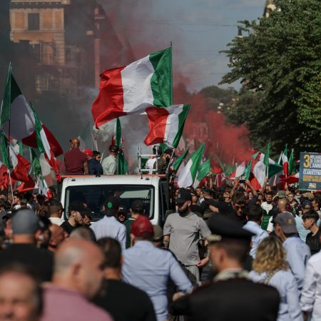Thousands rally in Rome, Italy for rival pro- and anti-migration marches