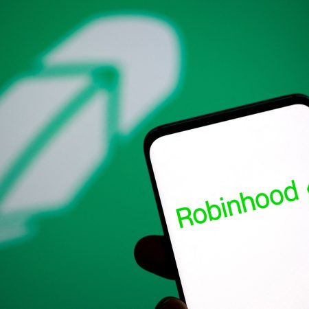 Robinhood slashes workforce by 10 percent amid restructuring