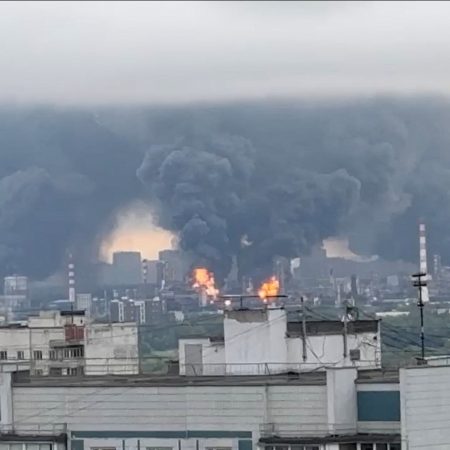 Ukraine hits Moscow refinery as Zelenskyy seeks Trump support to end war